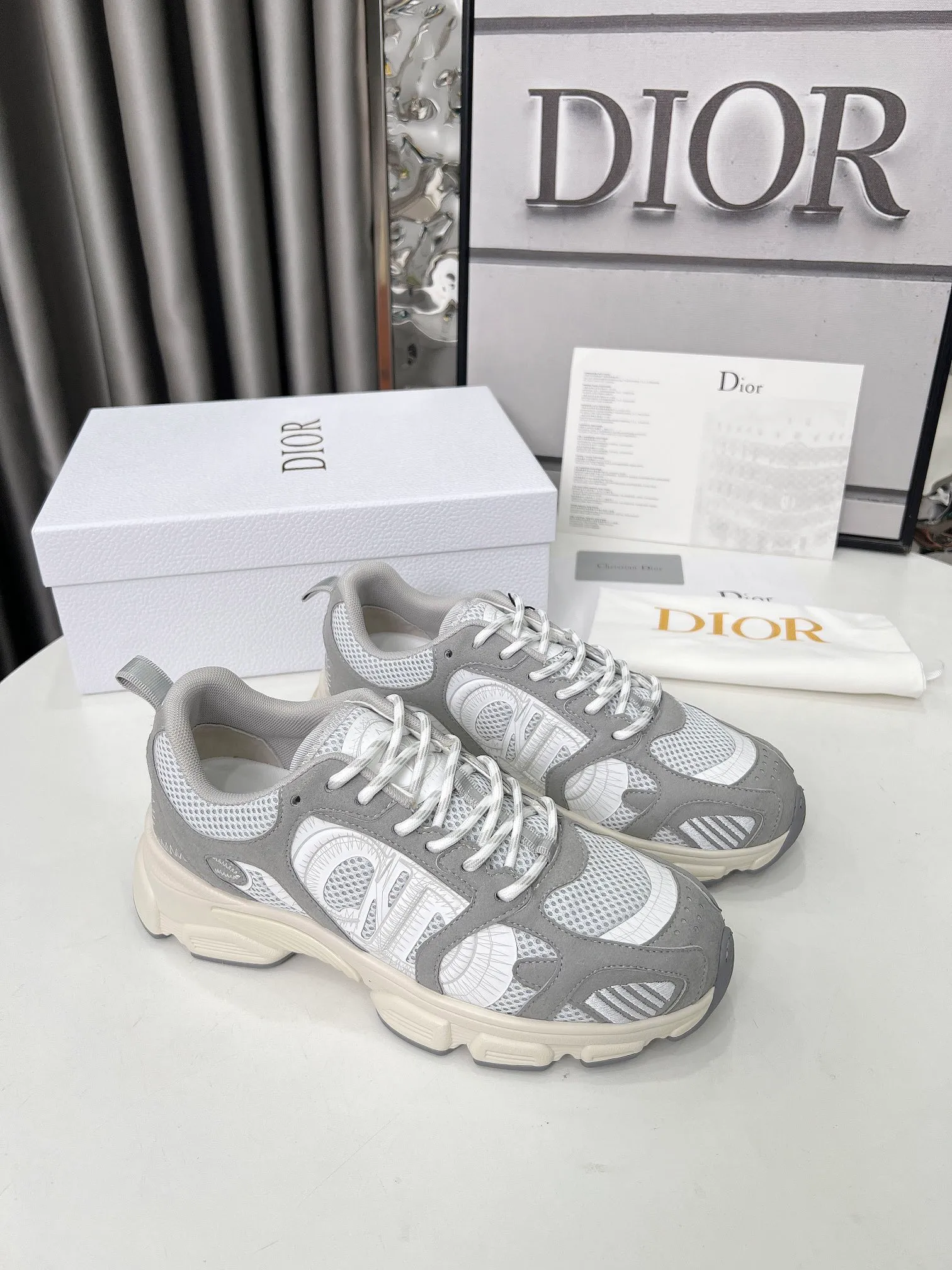 P560🐮🐮The official website of Dijia's new colors has been updated simultaneously [Celebration] This Dior Vibe sneaker incorporates Dior's high-end spirit and reinterprets classic running shoes. White mesh fabric features an Oblique print and is paired with laminated leather-effect panels in gold and silver tones for a contrasting look. It is further embellished with classic details such as 3D effect details, the lucky star symbol on the rear, and the logo on the tongue and rear pull tab. The lightweight sole is embellished with gray stars, complementing a variety of casual or elegant pieces for a modern look. Size: Women’s size 35-41 (35/42 can be customized) Men’s size 40-46 (39/46 can be customized)